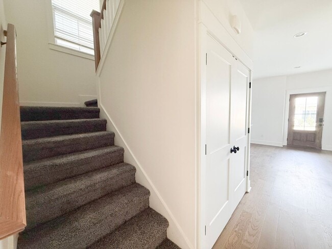 Building Photo - 4-Bedroom HOA Home with Pool Access Near Downtown Cookeville