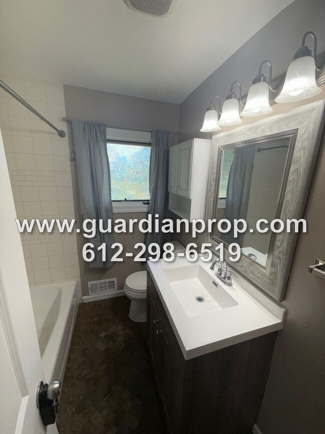 Building Photo - Cottage Grove House Available Now, Lower F...