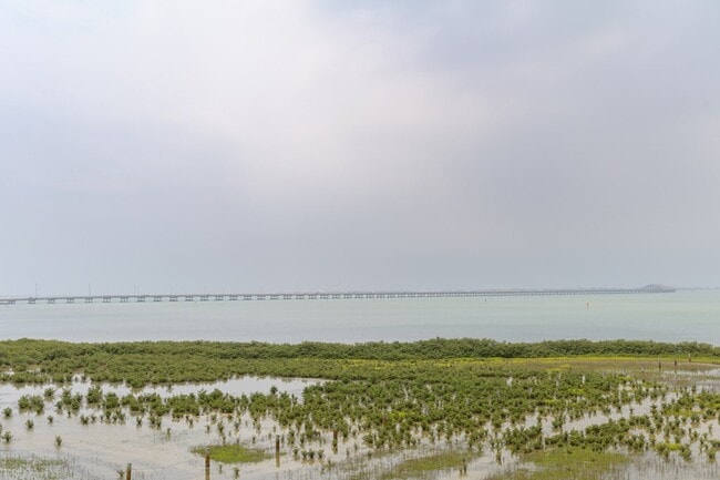 Building Photo - 100 Harbor St