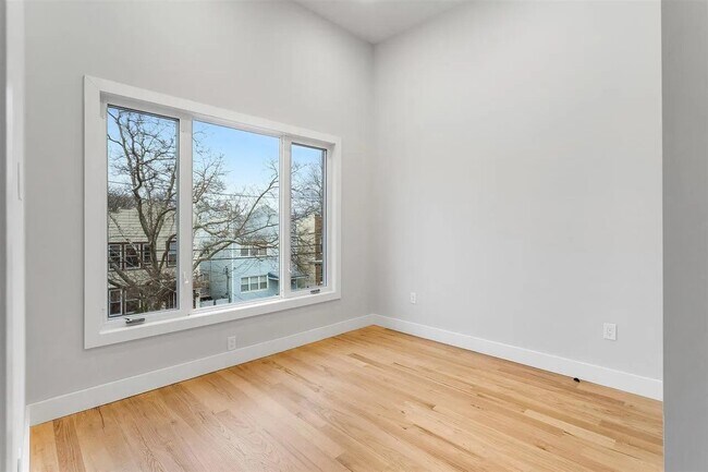 Building Photo - 379 Ege Ave