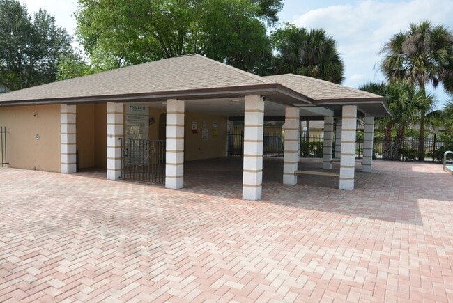 Building Photo - East Orlando 3/2 duplex. TILE FLOORS, Fresh paint, community pool!