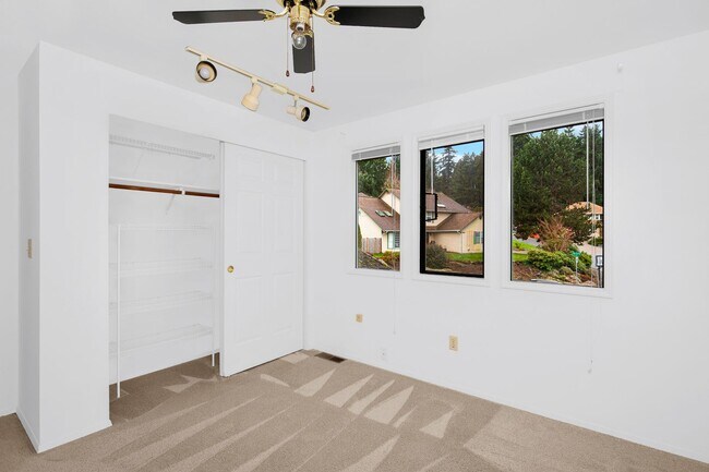 Building Photo - Open 3 Bedroom in Nice Neighborhood Close to Everything