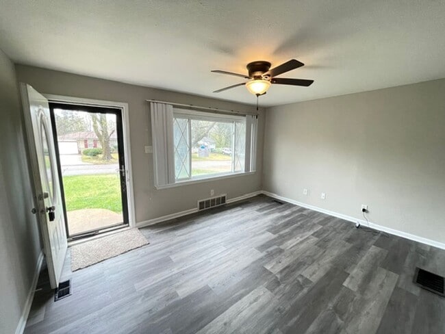 Building Photo - 815 Bella Ln