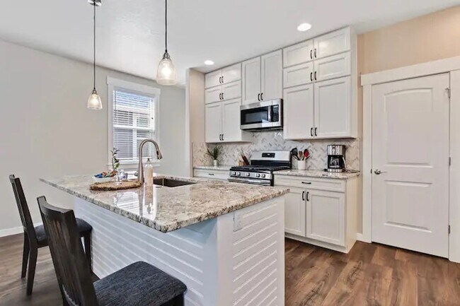 Building Photo - Beautiful 3 bedroom Single Level Home _ Pe...