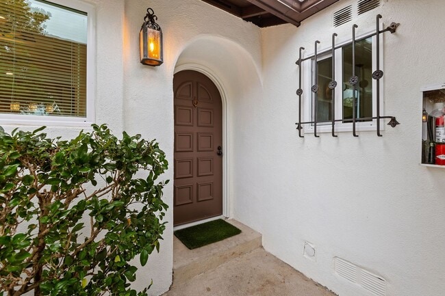 Building Photo - Welcome to this charming 2-bedroom, 1.5-ba...