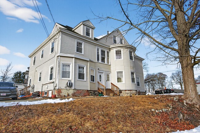 Building Photo - 946 N Main St