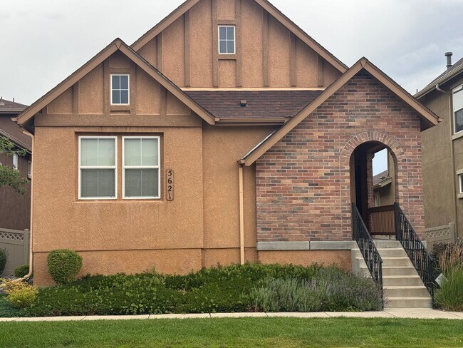 Primary Photo - Main level living! 3 bed, 3 bath, 2 car ne...