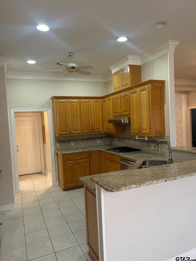 Building Photo - 704 Shiloh Ridge St