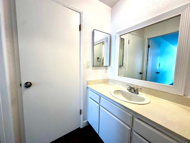 Building Photo - Gorgeous Remodeled 2 Beds + 2 Bath Condo i...