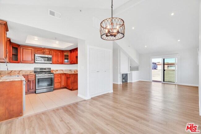 Building Photo - 119 E Beach Ave