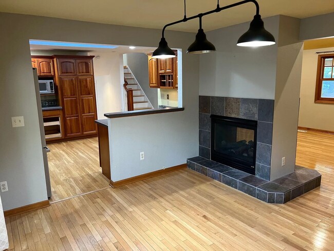 Building Photo - CUSTOM 3BD 2.5BA HARDWOOD FLOORS THROUGHOUT