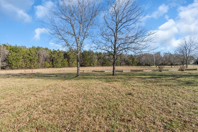 Building Photo - AVAILABLE NOW! 3 BEDROOM 2 BATHROOM HOME O...