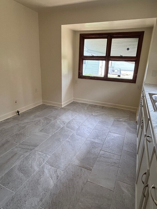 Building Photo - HUGE NICE 3BR SINGLE FAMILY HOME, PARKING,...