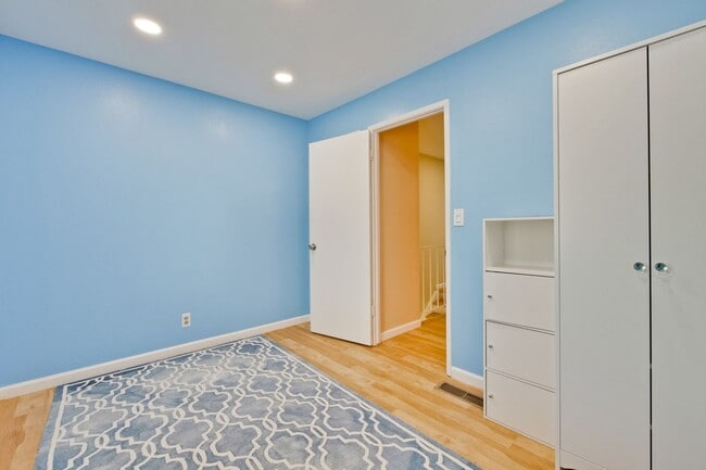 Building Photo - Beautiful 4 Bed 2.5 Bath Town Home in Fremont Northgate Area !