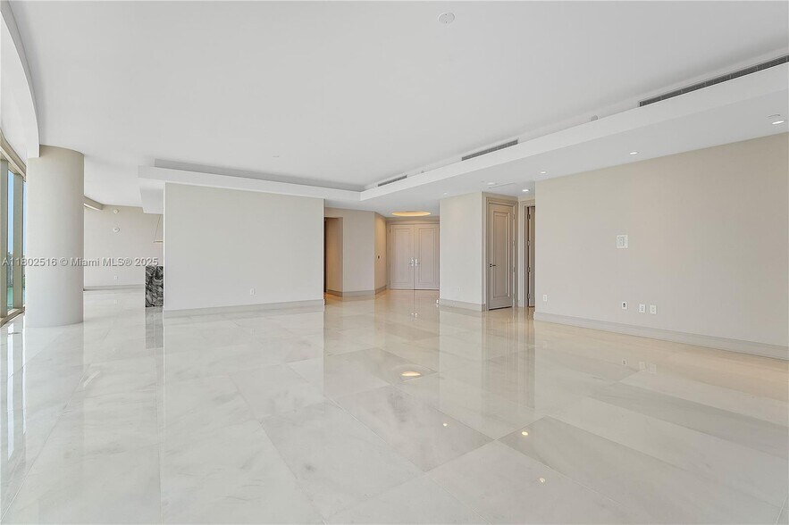Building Photo - 17901 Collins Ave