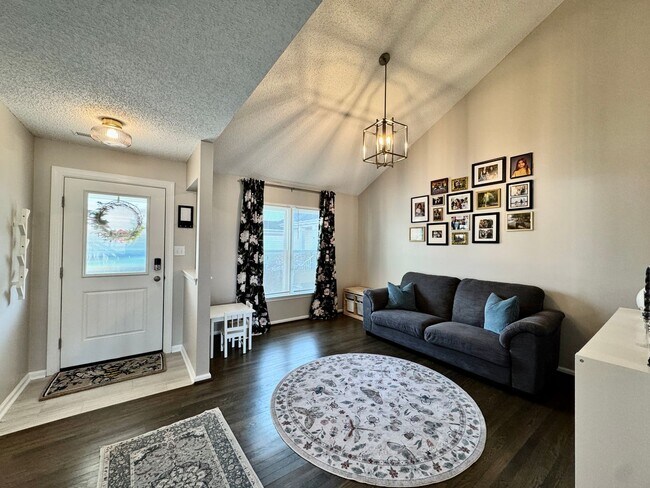 Building Photo - A Fabulous Home w/Water & Golf Course Views Available 05-04-26! Fenced Yard & Dog-Friendly!