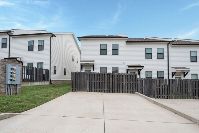 Building Photo - Stunning Modern Townhouse in the Heart of ...