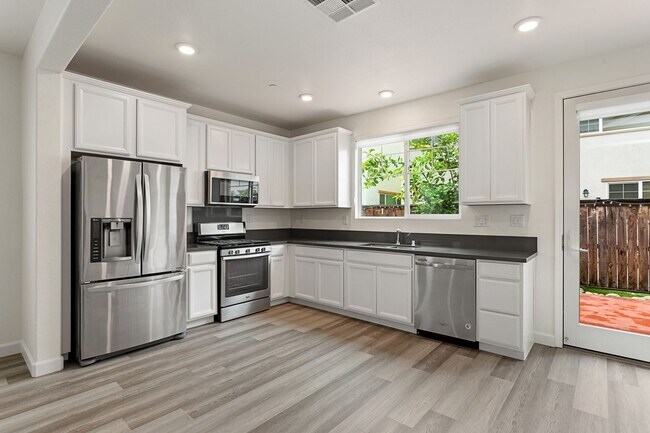Building Photo - Gorgeous Home, One You Don't Want to Miss!