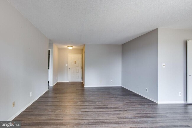 Building Photo - 8370 Greensboro Dr