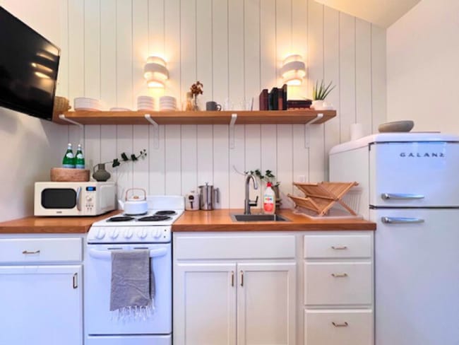 Building Photo - Fully furnished studio apartment in the North End! | 3-6 month leases available!!