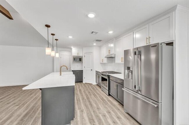 Building Photo - Stunning 4 Bed 3 Bath Broken Arrow Gem