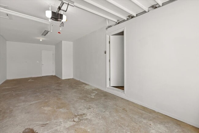 Building Photo - 2328 Lynwood St