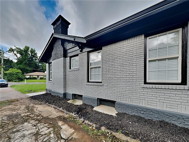 Building Photo - 2147 Cascade Rd