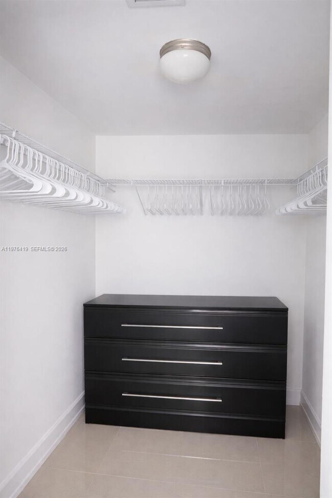 Building Photo - 1861 NW S River Dr