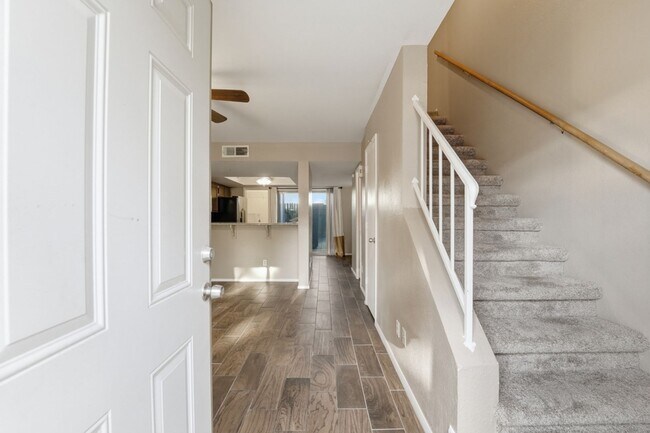 Building Photo - Beautifully maintained 3-bedroom, 2.5-bath Condo in the heart of Phoenix!