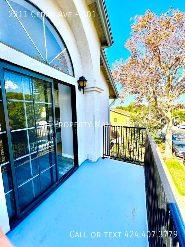 Building Photo - 2211 Cedar Ave