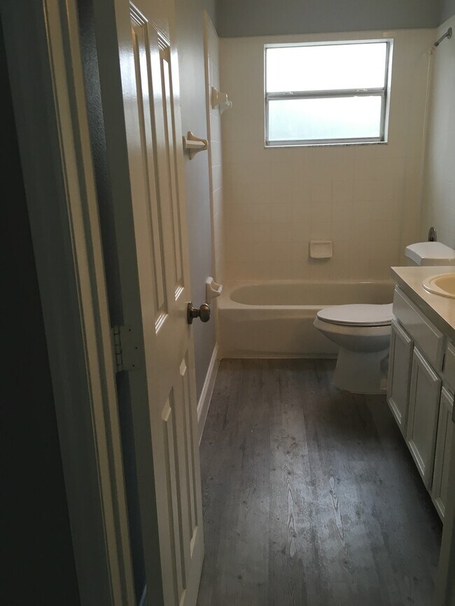 Building Photo - Updated Spacious Home in Oviedo