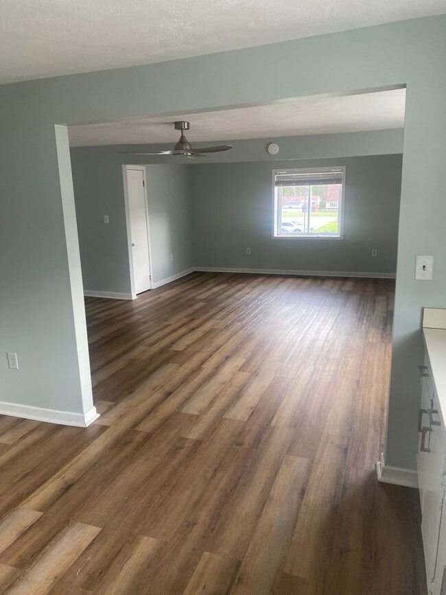 Building Photo - 933 Roosevelt Blvd