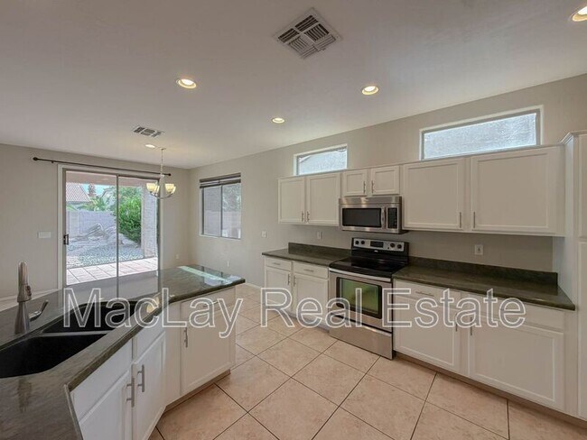 Building Photo - 203 W Cedar Dr
