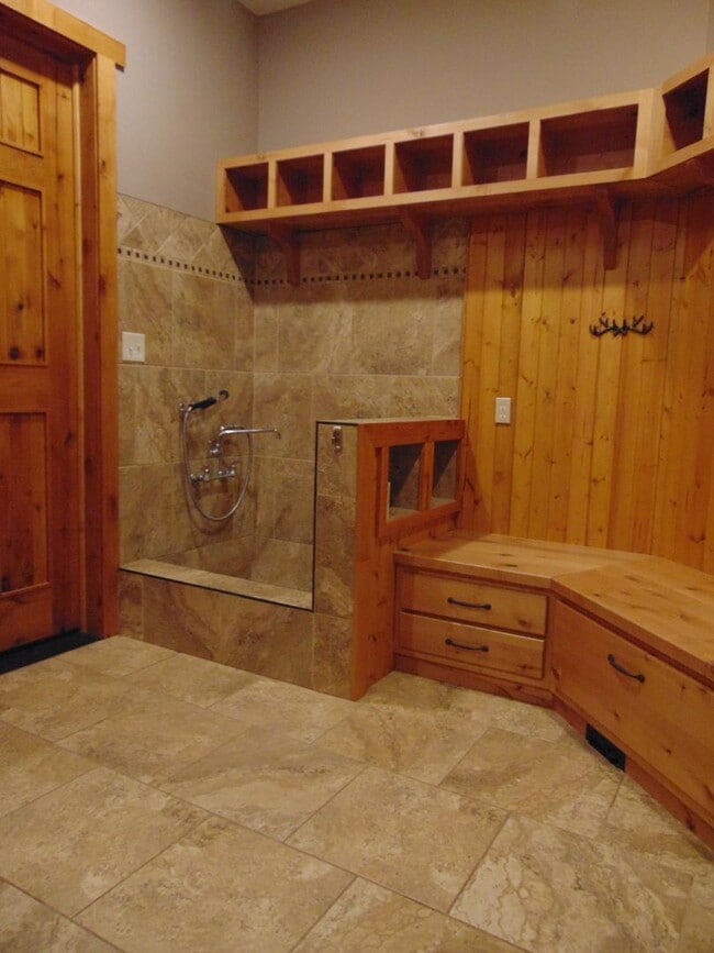 Building Photo - Majestic 3 Bed Mid MO Ranch!