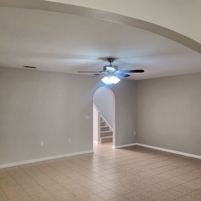 Building Photo - Well laid out 3 BDR /2.5 BTH Townhome with...