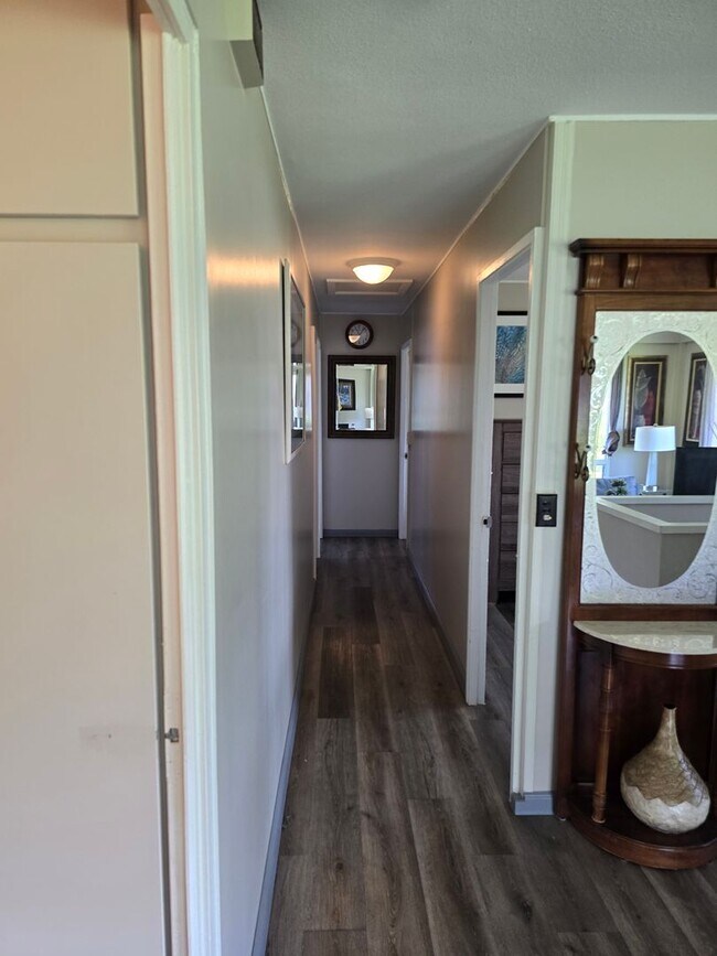 Building Photo - Central, 4 Parking Available, Furnished or...