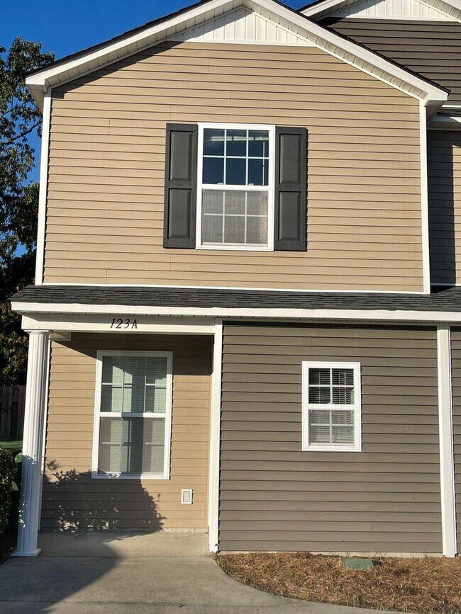Building Photo - 123 Winterberry Ln