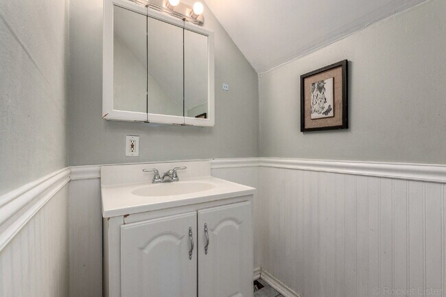 Building Photo - Lovely Victorian duplex for rent 2 bed / 1 bath