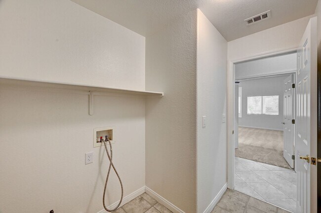 Building Photo - Beautiful 3 Bedroom Single Story Home in A...