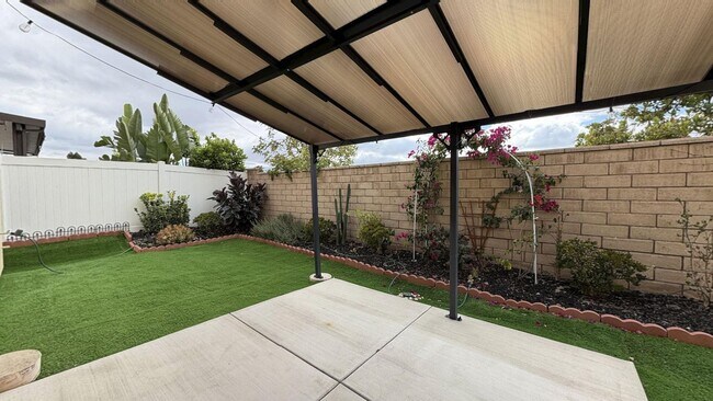 Building Photo - 1685 Camellia Ln