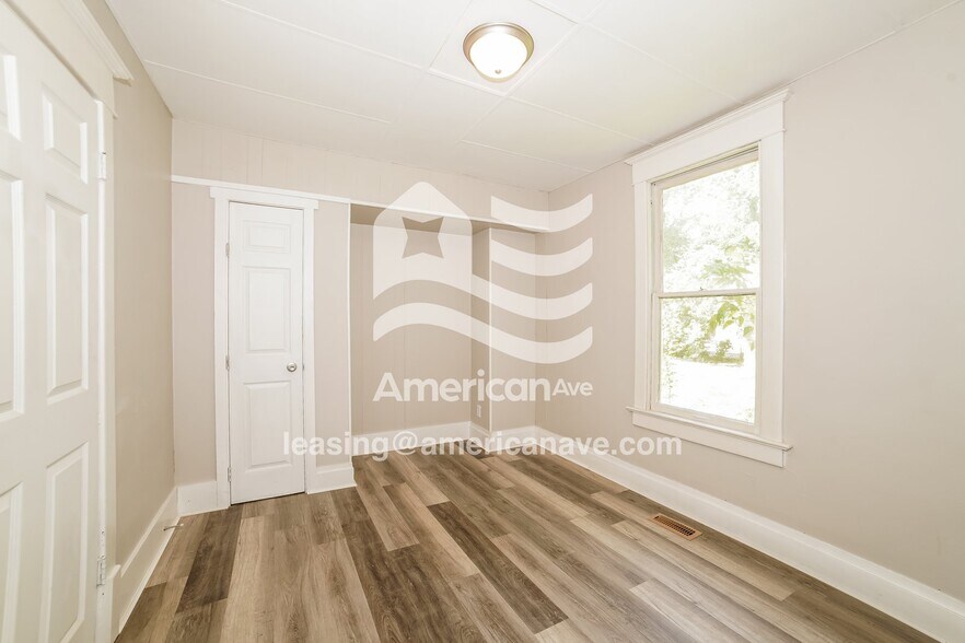 Building Photo - 704 E Gift Ave