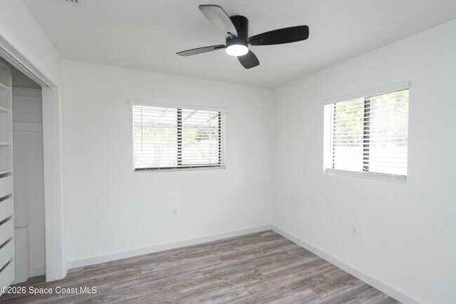 Building Photo - 347 S Lakeside Dr