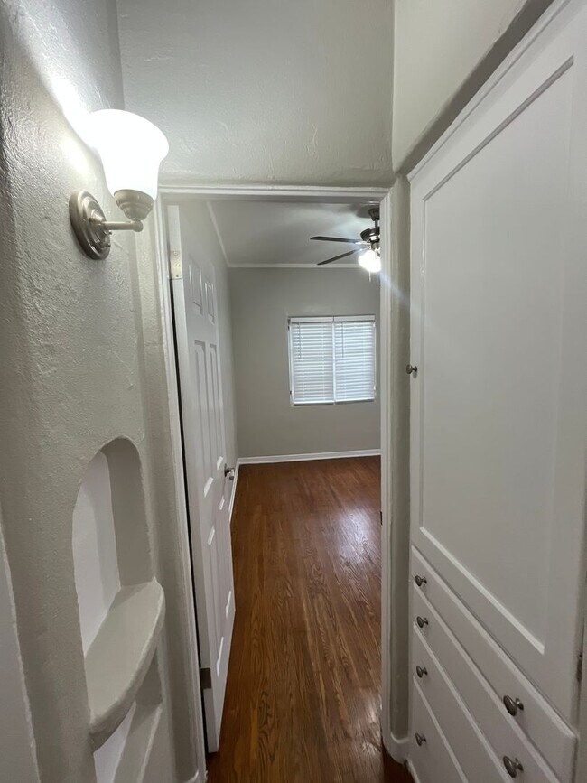 Building Photo - SPACIOUS 1 BEDROOM 1 BATH DOWNSTAIRS JUST ...