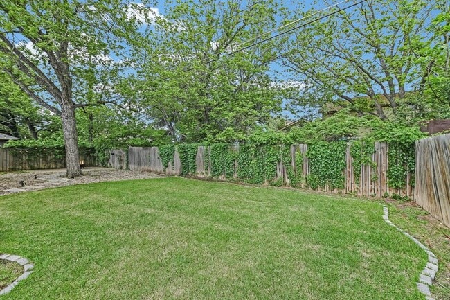 Building Photo - 9012 Texas Oaks Dr