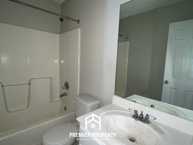 Building Photo - Charming 3BR/2BA Memphis Home with Vaulted Ceilings & Hardwood Floors!