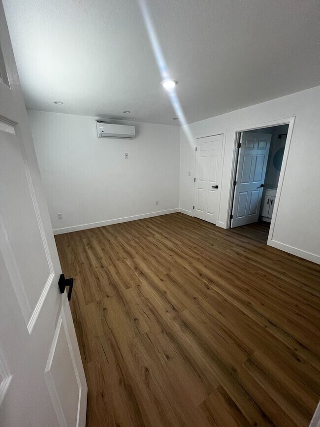 Building Photo - ANDERSON 14101 1/2