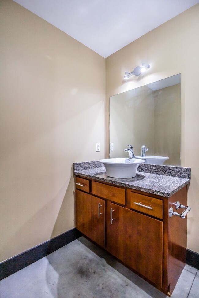 Building Photo - Gorgeous Loft-Ask About our Move in Specia...