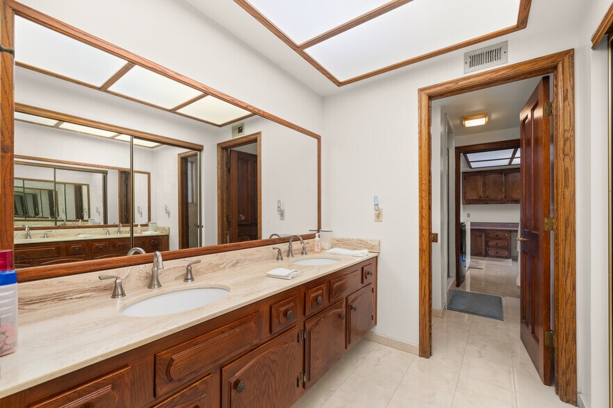 Full bathroom w/ 4 shower heads - 1557 E Puente St