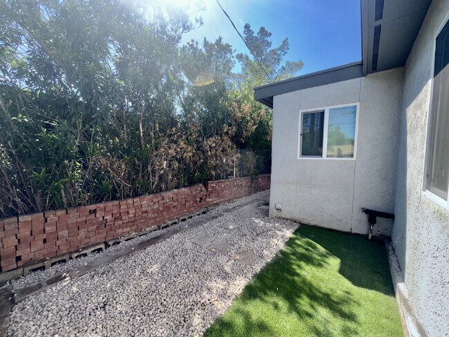 Building Photo - 2 bed 1 bath WTS included