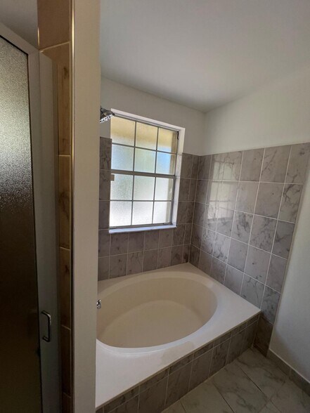 Building Photo - 1060 SW 111th Way